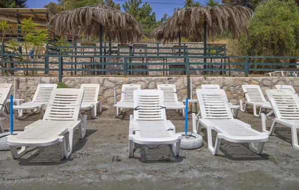 Chaises longues vides sur la plage avant la saison estivale — Photo