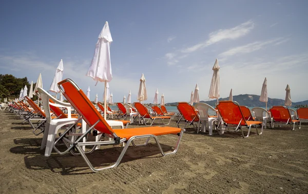 Tumbonas vacías en la playa antes de la temporada de verano — Foto de Stock