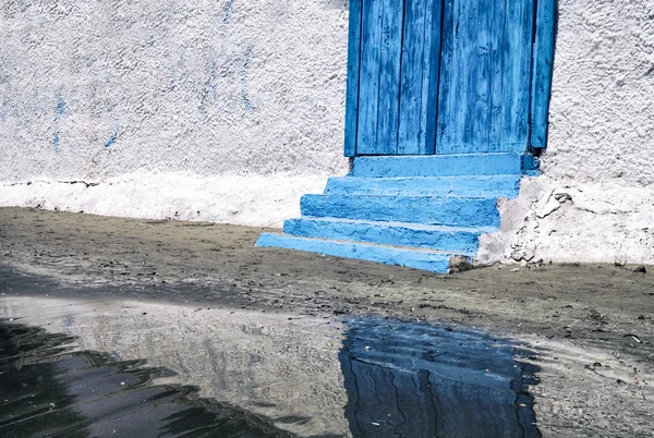 Entrada azul para casa de praia perto do oceano — Fotografia de Stock