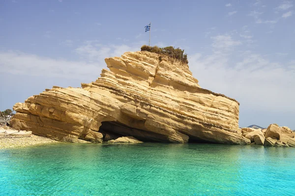 Mar azul-turquesa e pedra monumental na praia — Fotografia de Stock