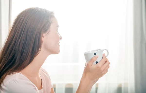 Porträt einer jungen Frau, die es sich zu Hause gemütlich macht und Kaffee trinkt. Casual Style Indoor Shooting — Stockfoto