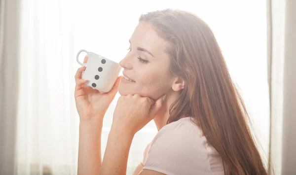 Porträt einer jungen Frau, die es sich zu Hause gemütlich macht und Kaffee trinkt. Casual Style Indoor Shooting — Stockfoto