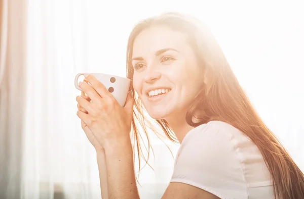 Porträtt av ung kvinna kopplar av hemma och dricker kaffe. Ca — Stockfoto