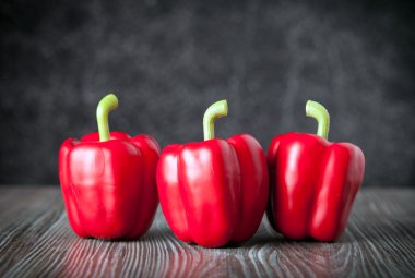 Kırmızı dolmalık biber ahşap tahtası koyu arka plan açık görünüm