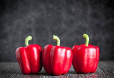 Kırmızı dolmalık biber ahşap tahtası koyu arka plan açık görünüm