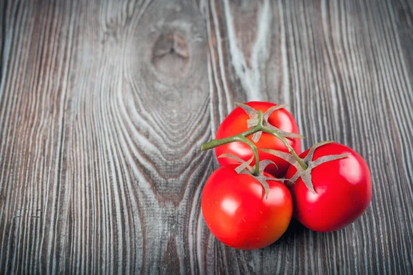 Tomates na mesa de madeira espaço de cópia de fundo escuro — Fotografia de Stock