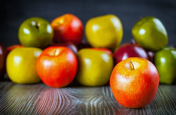 Pommes rouges sur table en bois vue de face rapprochée — Photo