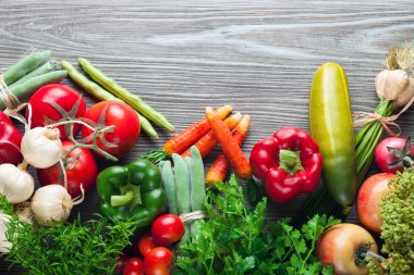 Ahşap masa, sağlıklı beslenme ve diyet kavramı üzerinde karışık sebze