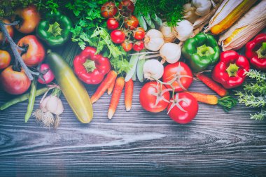 Ahşap masa, sağlıklı beslenme ve diyet kavramı üzerinde karışık sebze