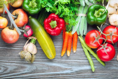 Ahşap masa, sağlıklı beslenme ve diyet kavramı üzerinde karışık sebze