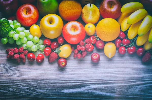Mieszane owoce na desce, pojęcie zdrowego odżywiania i dieta — Zdjęcie stockowe