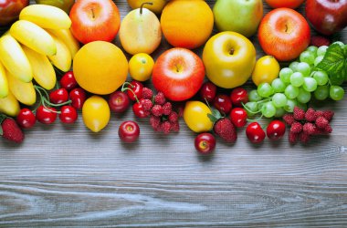 Ahşap masa, sağlıklı beslenme ve diyet kavramı üzerinde karışık meyve