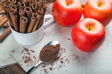 Tarçın, toz ve olgun elma rustik ahşap tahta üzerinde görünümü top