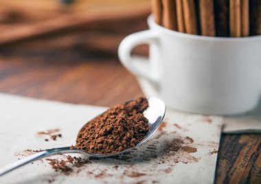 Tarçın ve toz rustik ahşap tahta üzerinde kapat