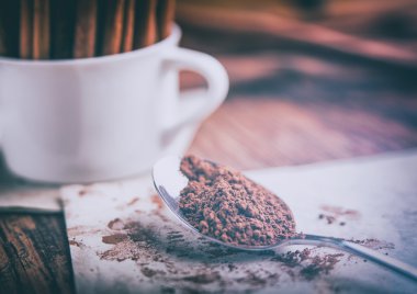 Tarçın ve toz rustik ahşap tahta üzerinde kapat