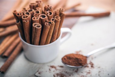 Tarçın ve toz rustik ahşap tahta üzerinde kapat