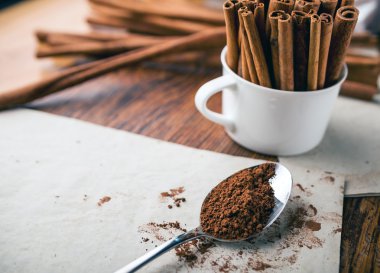 Tarçın ve toz rustik ahşap tahta üzerinde kapat