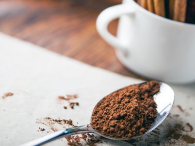 Tarçın ve toz rustik ahşap tahta üzerinde kapat