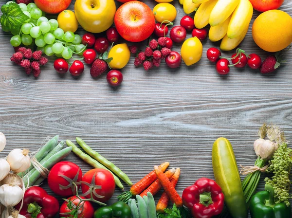 Mieszanych owoców i warzyw na desce, pojęcie zdrowego odżywiania i dieta — Zdjęcie stockowe