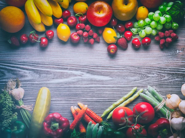 Mieszanych owoców i warzyw na desce, pojęcie zdrowego odżywiania i dieta — Zdjęcie stockowe