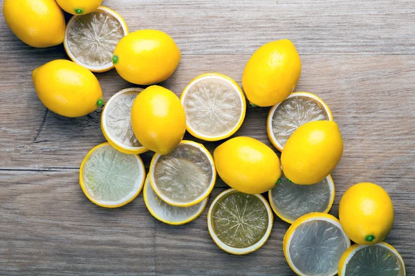 Frische reife Zitronen auf Holzbrett Hintergrund — Stockfoto