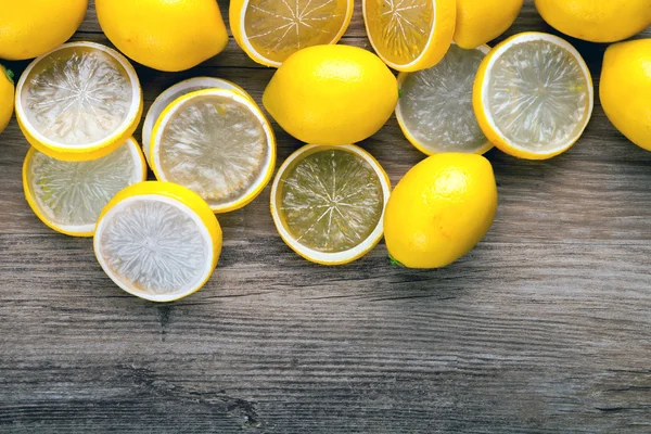 Frische reife Zitronen auf Holzbrett Hintergrund mit Kopierraum — Stockfoto