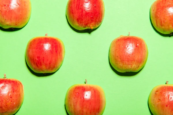Buntes Fruchtmuster aus reifen roten Äpfeln — Stockfoto