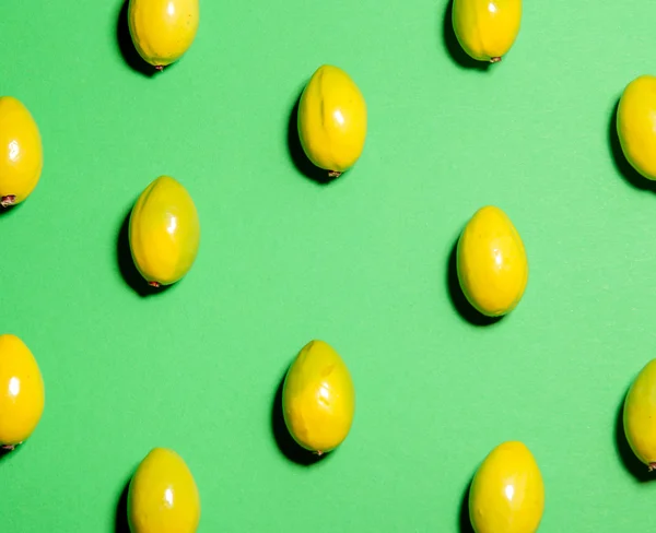 Buntes Fruchtmuster aus reifen grünen Oliven — Stockfoto