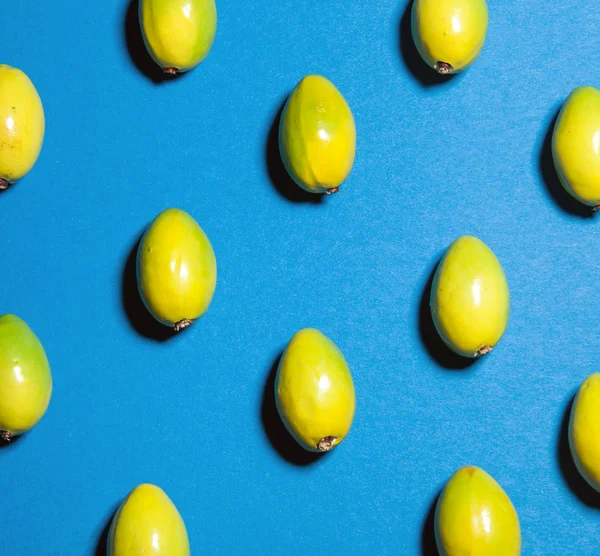 Buntes Fruchtmuster aus reifen grünen Oliven — Stockfoto