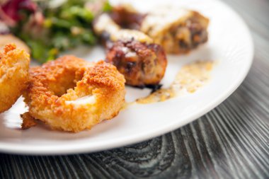 Çıtır kızarmış soğan halkası ile salata ve Kızartma tavuk