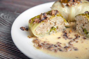 Mantar sos, Golabki popüler Lehçe çanak ile lahana dolması