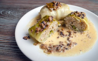 Mantar sos, Golabki popüler Lehçe çanak ile lahana dolması