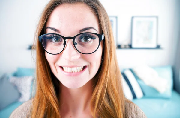 Porträtt av nörd kvinna med stora glasögon hemma — Stockfoto