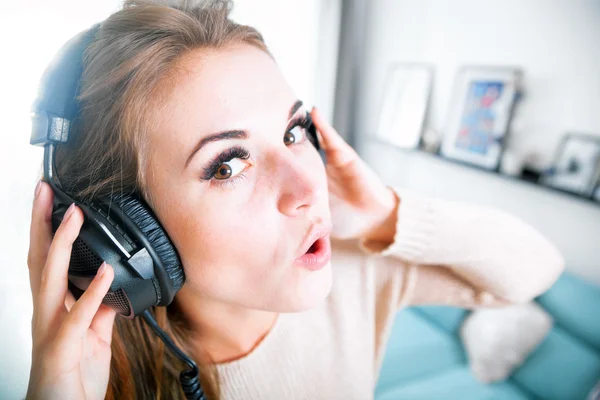 Woman with headphones singing and listening to music at home — Stock Photo, Image