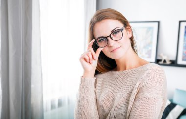 Evde gözlük ile genç güzel kadın