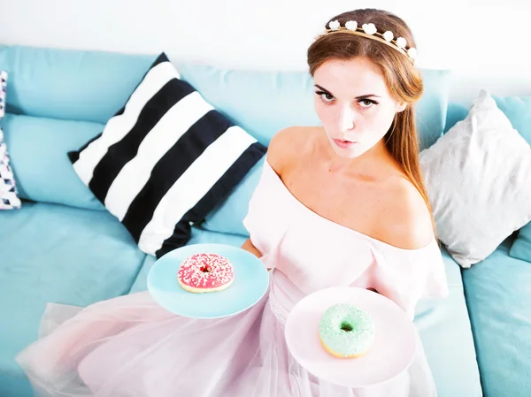 Vrouw eruit-prinses thuis met twee donuts — Stockfoto