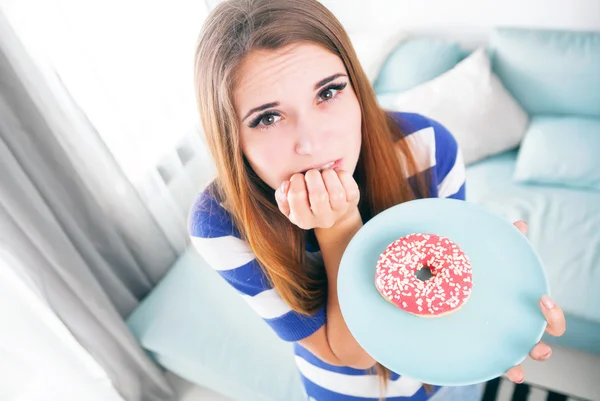 Vrouw op dieet gevangen tijdens het eten donut — Stockfoto