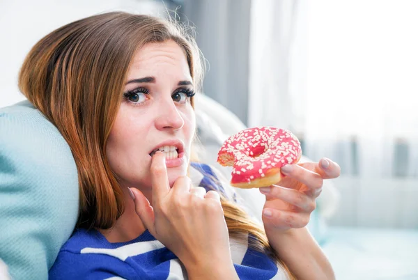 Vrouw op dieet gevangen tijdens het eten donut — Stockfoto