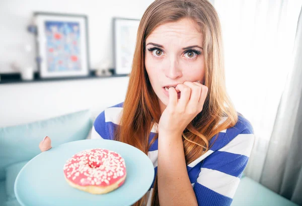 Donna a dieta con ciambella pensando di mangiarlo — Foto Stock