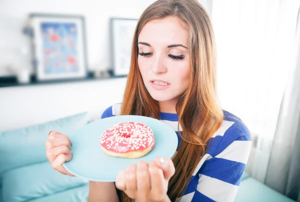 Donna a dieta con ciambella pensando di mangiarlo — Foto Stock