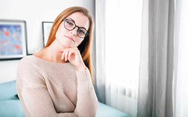 Mladá krásná žena s brýle doma — Stock fotografie
