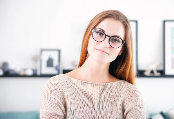 自宅の眼鏡を持つ若い美しい女性 — ストック写真