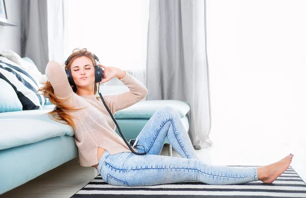 Mujer joven relajándose escuchando música: fotografía de stock © dashek