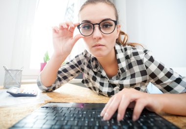 Ev ofis, webcam görünümü içinde laptop ile çalışan kadın