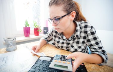 Hesaplama ve ev ofis içinde fatura ödeme kadın