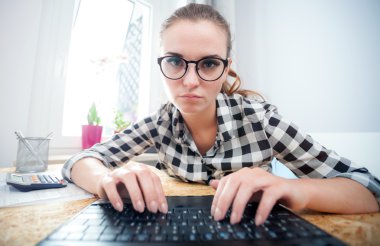 Kadın ev ofis, webcam görünümü içinde laptop ile internet tarama