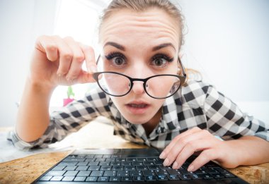 Sürpriz kadın ev ofis, webcam görünümü internet tarama