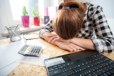 Ev ofis faturaları hesaplama vurguladı ve depresif kadın