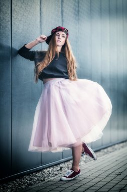 Poz, hip-hop moda trendy güzel uzun saçlı kız