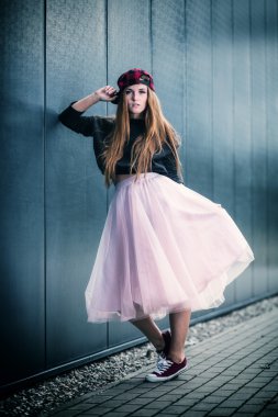 Poz, hip-hop moda trendy güzel uzun saçlı kız